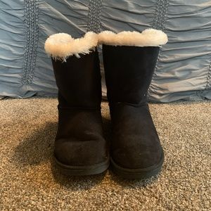 Black boots with bows